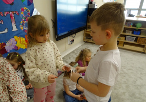 51 Chłopcy wręczają dziewczynkom upominki