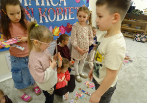 52 Chłopcy wręczają dziewczynkom upominki (2)