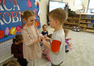 53 Chłopcy wręczają dziewczynkom upominki