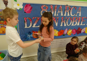 54 Chłopcy wręczają dziewczynkom upominki