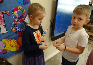 55 Chłopcy wręczają dziewczynkom upominki