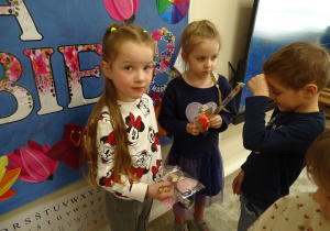 56 Chłopcy wręczają dziewczynkom upominki