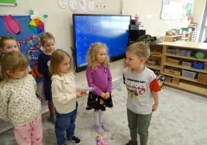 57 Chłopcy wręczają dziewczynkom upominki