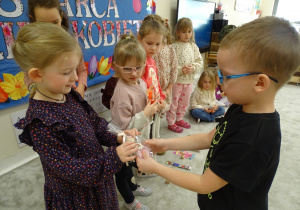 58 Chłopcy wręczają dziewczynkom upominki