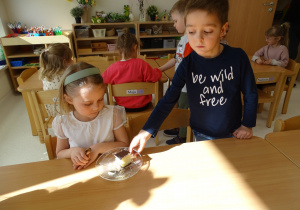 59 Chłopcy częstują dziewczynki ciastem