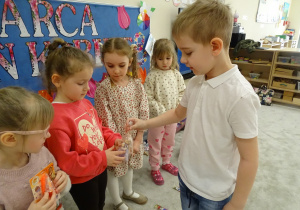 60 Chłopcy wręczają dziewczynkom upominki