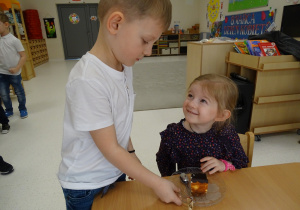 61 Chłopcy częstują dziewczynki ciastem