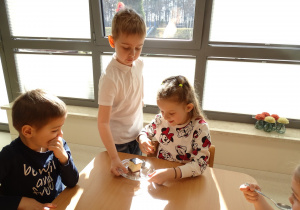 62 Chłopcy częstują dziewczynki ciastem