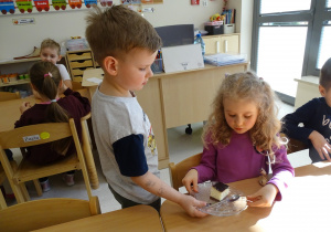 63 Chłopcy częstują dziewczynki ciastem