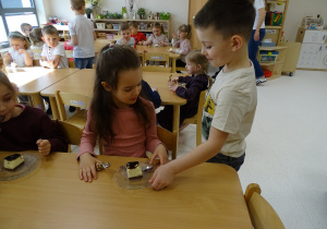 64 Chłopcy częstują dziewczynki ciastem