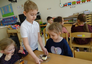 65 Chłopcy częstują dziewczynki ciastem