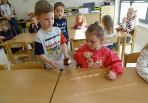 68 Chłopcy częstują dziewczynki ciastem