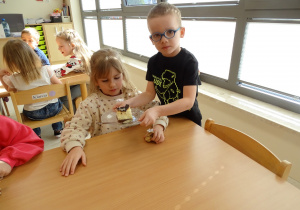 69 Chłopcy częstują dziewczynki ciastem