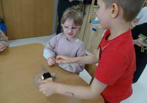 70 Chłopcy częstują dziewczynki ciastem