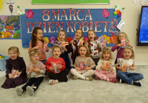 73 Wspólne zdjęcie naszych dziewczynek podczas Dnia Kobiet