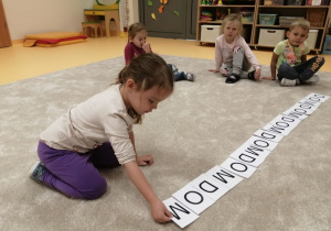 Dzieci układają rytmy z liter.