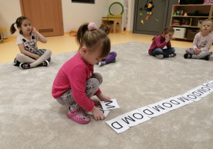Dzieci ukłądają rytmy z liter.