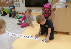 Dzieci ukłądają rytmy z liter.