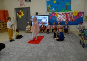 dziewczynki sie prezentują