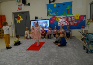 dziewczynki sie prezentują