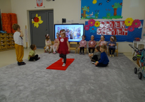 dziewczynki sie prezentują