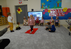 dziewczynki sie prezentują