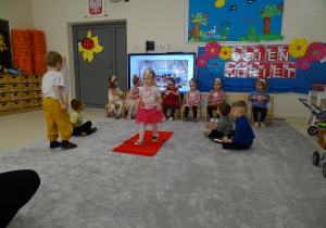 dziewczynki sie prezentują