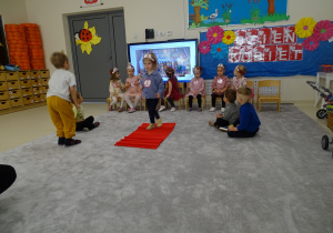 dziewczynki sie prezentują