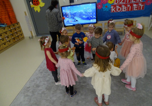 dzieci tańczą