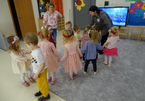 dzieci tańczą