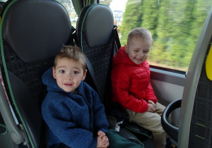 dzieci siedzą w autobusie