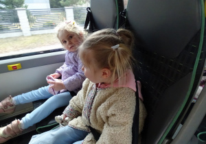 dzieci siedzą w autobusie