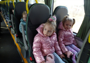 dzieci siedzą w autobusie
