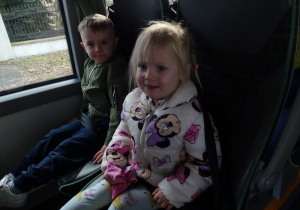 dzieci siedzą w autobusie