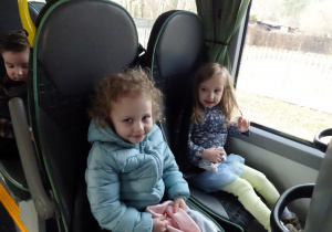 dzieci siedzą w autobusie