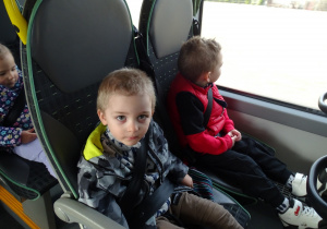 dzieci siedzą w autobusie