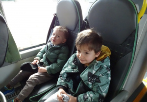 dzieci siedzą w autobusie
