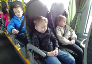 dzieci siedzą w autobusie