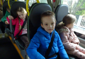 dzieci siedzą w autobusie