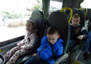 dzieci siedzą w autobusie