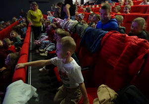 dzieci siedzą na widowni