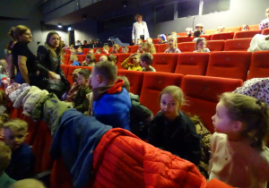 dzieci siedzą na widowni