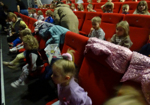 dzieci siedzą na widowni