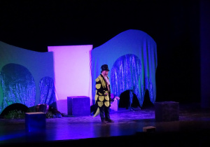 aktorzy występują na scenie