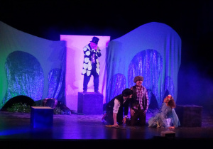 aktorzy występują na scenie