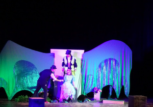 aktorzy występują na scenie