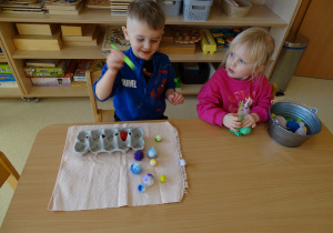 dzieci bawią się przy stoliku