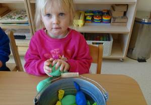 dziewczynka ugniata gniotki z ryżu