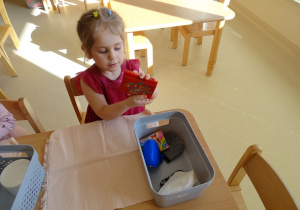 dziewczynka otwiera portfele