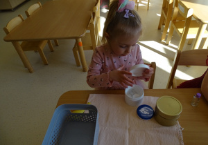 dziewczynka otwiera pojemniki